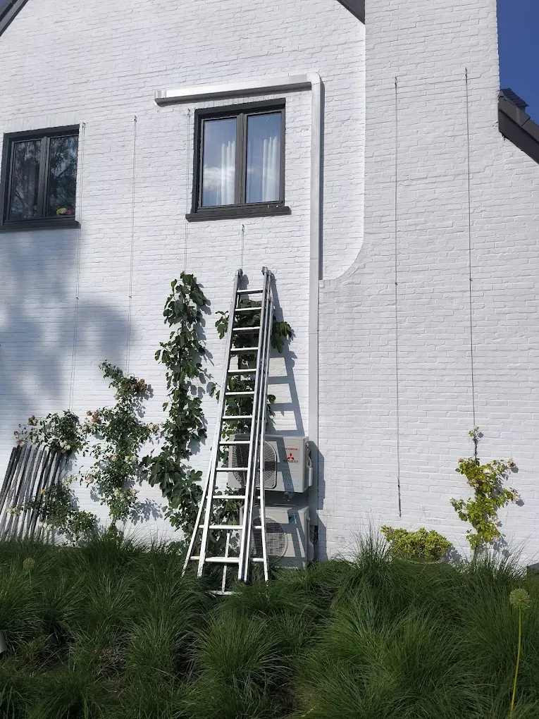 Airco-buitenunits tegen de gevel