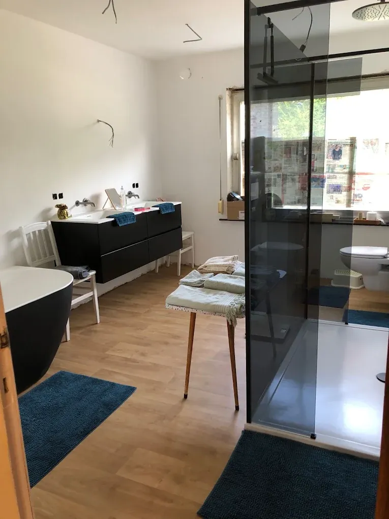 Badkamer met vrijstaand bad en inloopdouche