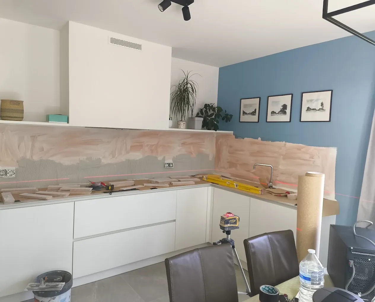 Wandtegels in de keuken, uitgezet met laser