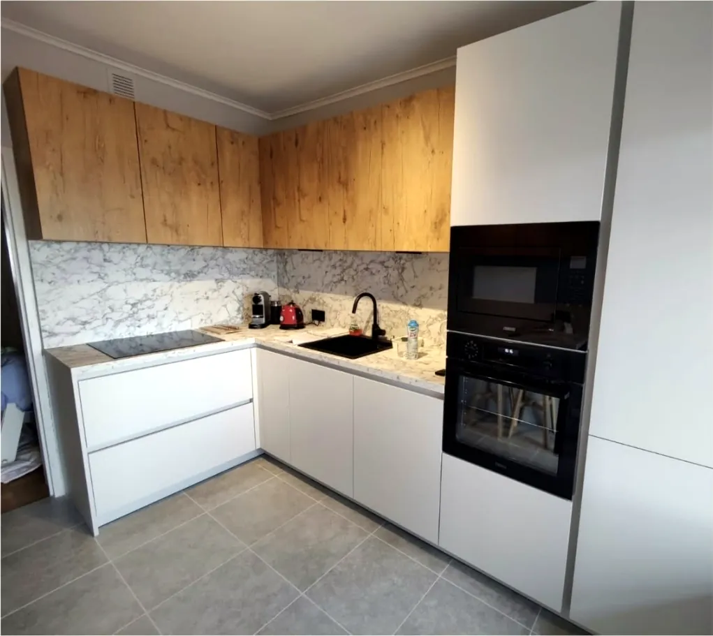 Keuken op een nieuwe tegelvloer