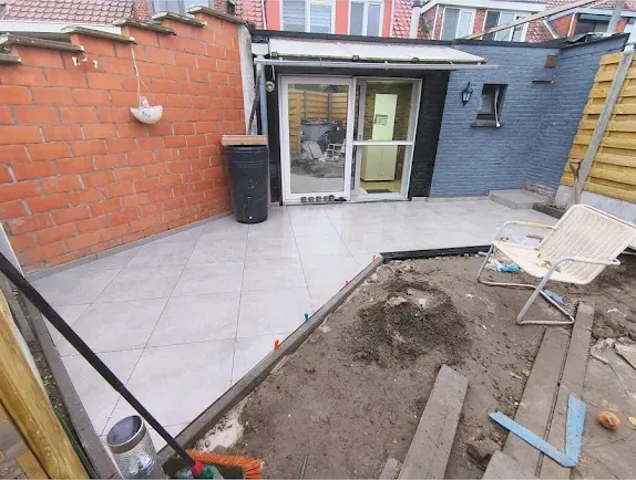Terras met grote tegels