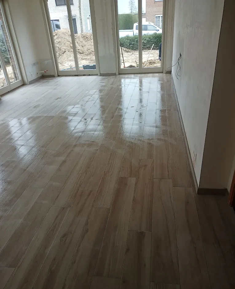 Keramische vloertegels in houtlook
